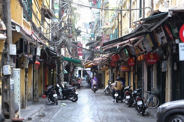 Phố Tạ Hiện - tụ điểm ăn uống của giới trẻ Hà Nội vắng vẻ vì dịch bệnh.