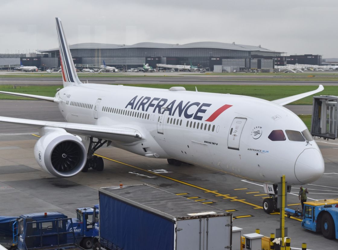 Air France-KLM - lỗ 4,4 tỷ euro trong nửa năm và kế hoạch giải cứu hơn 10 tỷ euro Số lượng hành khách của tập đoàn Air France-KLM đã giảm 61,7% trong nửa đầu năm và 95,6% chỉ trong quý hai. Kết quả là doanh thu của tập đoàn đã giảm hơn 52% và hãng vận tải Pháp-Hà Lan ghi nhận khoản lỗ ròng 4,41 tỷ euro trong sáu tháng đầu năm. Khoản lỗ này đặc biệt bao gồm sự suy giảm tài sản trị giá 520 triệu euro liên quan rất lớn đến quyết định chấm dứt sớm việc sử dụng máy bay Airbus A380. Tuy nhiên, Air France-KLM chỉ rõ hãng có 14,2 tỷ euro thanh khoản hoặc hạn mức tín dụng để đối phó với khủng hoảng và tái cơ cấu hoạt động. Hãng hàng không Pháp-Hà Lan được hưởng lợi từ khoản vay được nhà nước Pháp bảo lãnh 4 tỷ euro, cũng như khoản vay trực tiếp từ Bercy là 3 tỷ. Về phần mình, Hà Lan đã đầu tư 3,4 tỷ euro. Air France và KLM cũng đã thông báo cắt giảm hàng nghìn việc làm. Các phi công của hãng hàng không Air France và công ty con – hãng hàng không giá rẻ Transavia cũng đã chứng kiến mức lương giảm đáng kể kể từ tháng 4. Khoản nợ của cả tập đoàn hiện lên tới gần 8 tỷ euro.