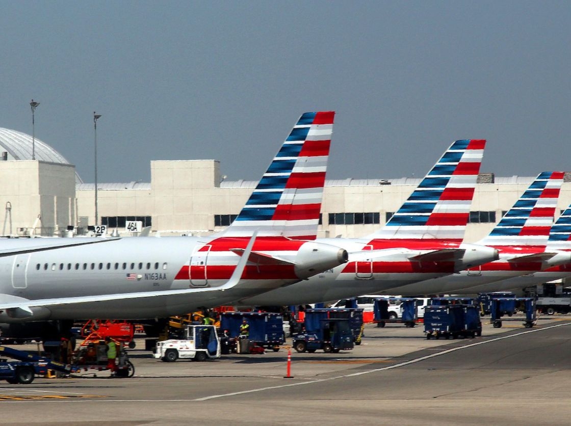 American Airlines - lỗ 1,76 tỷ euro chỉ trong quý 2 Hãng hàng không American Airlines đã lỗ ròng 2,07 tỷ USD trong quý II. Sau khi nhu cầu mua vé máy bay sụt giảm vào tháng 4, doanh số bán hàng bắt đầu tăng vào tháng 5 và tháng 6, nhưng lại suy yếu vào tháng 7 sau sự bùng nổ của các trường hợp mới của COVID-19 ở các bang của Mỹ và việc đưa ra các biện pháp hạn chế đi lại mới. Hãng dự kiến công suất các chuyến bay trong quý 3 sẽ vẫn thấp hơn 60% so với cùng kỳ năm 2019. American Airlines đã cảnh báo rằng có thể sa thải tới 25.000 nhân viên vào tháng 10, trong số 130.000 nhân viên của mình. Hơn 41.000 nhân viên hàng không đã chọn nghỉ hưu sớm, giảm thời gian làm việc hoặc nghỉ phép có lương một phần. Hãng hàng không Delta Air Lines của Mỹ cũng đã lỗ ròng 5,7 tỷ USD trong quý II, tương đương khoảng 4,83 tỷ euro.