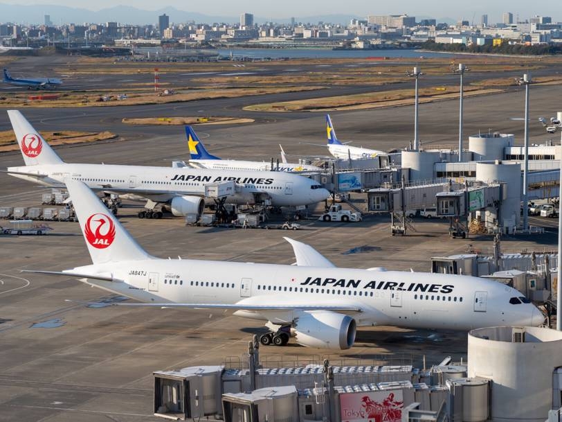 Cuộc khủng hoảng từ đại dịch COVID-19 đang ảnh hưởng đến nhiều lĩnh vực của nền kinh tế. Đối với một số ngành, chắc chắn rằng việc đóng cửa biên giới và hạn chế đi lại đã gây ra những hậu quả nghiêm trọng. Ngành hàng không có lẽ là ngành chịu ảnh hưởng nặng nề nhất từ tình trạng này. Và bầu trời vẫn rất nhiều mây đối với các hãng hàng không.