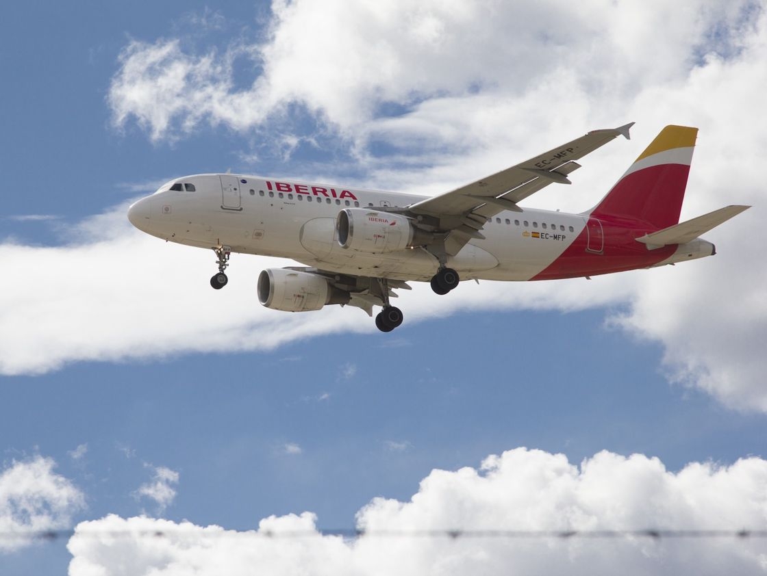 IAG - lỗ 3,8 tỷ euro trong nửa năm và gây quỹ để củng cố tài chính Tập đoàn hàng không IAG, chủ sở hữu của British Airways và Iberia, tiết lộ khoản lỗ ròng 3,8 tỷ euro trong nửa đầu năm. Doanh thu của tập đoàn giảm một nửa trong sáu tháng đầu năm, xuống còn 5,3 tỷ euro. Đối mặt với khủng hoảng, tập đoàn buộc phải tái cấu trúc theo chiều sâu. Đã có 12.000 việc làm bị cắt giảm tại British Airways. Nhìn chung, tập đoàn dự định giảm chi phí và quy mô của các hãng hàng không khác nhau. Để tăng cường tài chính của mình, IAG dự định thực hiện tăng vốn 2,75 tỷ euro, mà các cổ đông vẫn sẽ phải thông qua vào đầu tháng 9. Tập đoàn cho biết cổ đông chính của hãng, Qatar Airways, sở hữu 25,1% vốn, đã cam kết tham gia vào hoạt động này.