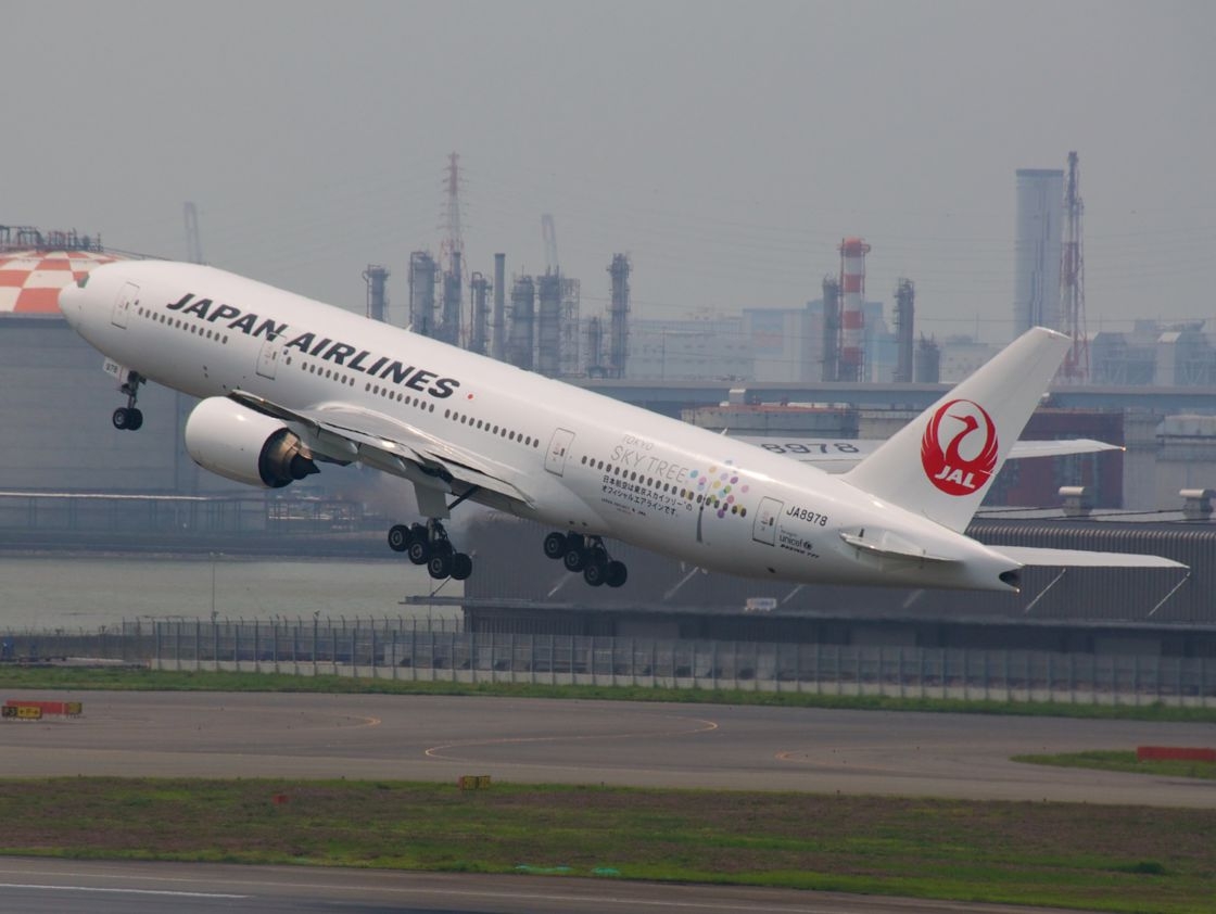 Japan Airlines - lỗ 746 triệu euro chỉ trong quý 2 Hãng hàng không thứ hai của Nhật Bản Japan Airlines (JAL) cũng báo cáo mức lỗ ròng kỷ lục trong quý đầu tiên của năm 2020-2021, mức lỗ nặng nhất kể từ khi công ty trở lại thị trường chứng khoán vào năm 2012. Nó lên tới 93,7 tỷ yên trong giai đoạn từ tháng 4 đến tháng 6, tương đương khoảng 746 triệu euro theo tỷ giá hối đoái hiện tại, so với lợi nhuận ròng 13 tỷ yên trước đó. Hiện tại, công ty không muốn mạo hiểm đưa ra các dự báo hàng năm khi đối mặt với những bất ổn liên quan đến sự tiến triển của đại dịch COVID-19. Hãng hàng không đứng đầu Nhật Bản, ANA, cũng ghi nhận khoản lỗ ròng kỷ lục 108,8 tỷ yên trong quý đầu tiên của năm 2020-2021, tương đương 864 triệu euro. Hãng cũng hạn chế công bố các dự báo trong thời gian còn lại của năm.