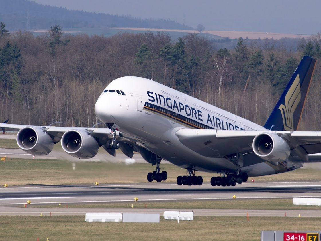 Singapore Airlines - lỗ lịch sử 1,15 tỷ euro trong nửa năm Trong quý đầu tiên của năm tài chính 2020-2021, Singapore Airlines lỗ kỷ lục 1,12 tỷ đô la Singapore, tương đương khoảng 693 triệu euro, so với lợi nhuận ròng năm trước là 68,61 triệu euro. Trong khoảng thời gian từ tháng 1 đến tháng 3, công ty đã lỗ 452,31 triệu euro, tức là hơn 1,15 tỷ euro thua lỗ trong sáu tháng đầu năm 2020. Để đối phó với những khó khăn tài chính của mình, Singapore Airlines cho biết họ đã huy động được 11 tỷ đô la Singapore, tương đương khoảng 6,8 tỷ euro.