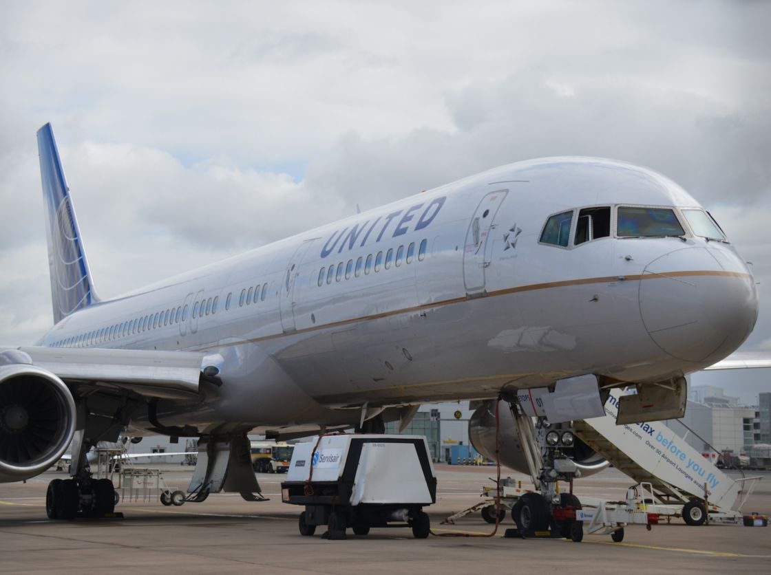 United Airlines - lỗ 1,36 tỷ euro từ tháng 4 đến tháng 6 Hãng hàng không United Airlines của Mỹ đã ghi nhận khoản lỗ lớn hơn dự kiến vào quý khó khăn nhất về tài chính trong suốt 94 năm tồn tại của hãng. Khoản lỗ đạt 1,6 tỷ đô la, tương đương khoảng 1,36 tỷ euro. Tuy nhiên, hãng đã cố gắng trấn an bằng cách xác định rằng họ có 15,2 tỷ đô la tiền mặt vào ngày 20 tháng 7, số tiền dự kiến sẽ tăng lên hơn 18 tỷ đô la vào cuối tháng 9. Giám đốc điều hành Scott Kirby cho biết United Airlines đã nhanh chóng thay đổi lịch bay để điều chỉnh theo nhu cầu thấp hơn. Tập đoàn cũng đã thương lượng một khoản vay rất lớn, 25 tỷ đô la của chính phủ Mỹ và quyết định tiết kiệm một cách quyết liệt. Hãng cam kết sẽ giữ tất cả nhân viên của mình cho đến cuối tháng 9. Nhưng tới tháng 10, United Airlines cảnh báo có thể sa thải tới 36.000 nhân viên, hơn một phần ba số nhân viên của hãng.