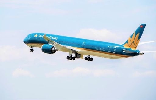 Vietnam Airlines dự kiến lỗ hơn 550 triệu euro năm 2020 Vietnam Airlines dự kiến lỗ tới 15.117 tỉ đồng (tương đương 554 triệu euro) trong năm nay. Doanh thu hợp nhất năm 2020 dự kiến là 40.586 tỉ đồng, giảm gần 60% so với thực hiện năm 2019. Lỗ sau thuế là 15.177 tỷ đồng, trong khi năm 2019 lãi 2.517,5 tỷ đồng. Lũy kế 6 tháng, hãng hàng không quốc gia đạt 24.808 tỷ đồng doanh thu, giảm 50% và hoàn thành 61% kế hoạch năm, lỗ sau thuế 6.642 tỷ đồng. Trước lo ngại của cổ đông về việc đến tháng 8 là Vietnam Airlines sẽ cạn tiền nếu không được sự hỗ trợ từ Chính phủ, Tổng giám đốc Dương Trí Thành tiết lộ, việc tăng vốn cho Vietnam Airlines đang được triển khai gấp rút và sắp có quyết định cuối cùng, chủ sở hữu sẽ có biện pháp tăng vốn cho vay để Vietnam Airlines phát triển. Theo Vietnam Airlines, dư tiền cuối kỳ năm 2020 của doanh nghiệp chỉ đạt 397 tỉ đồng (năm 2019 dư 4.185 tỉ đồng tiền mặt), với điều kiện được tiếp cận khoản hỗ trợ trị giá 12.000 tỉ đồng của cổ đông nhà nước (lãi suất 0% thời hạn 3 năm).