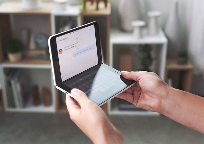 Surface Duo biến màn hình thứ hai thành bàn phím cỡ lớn