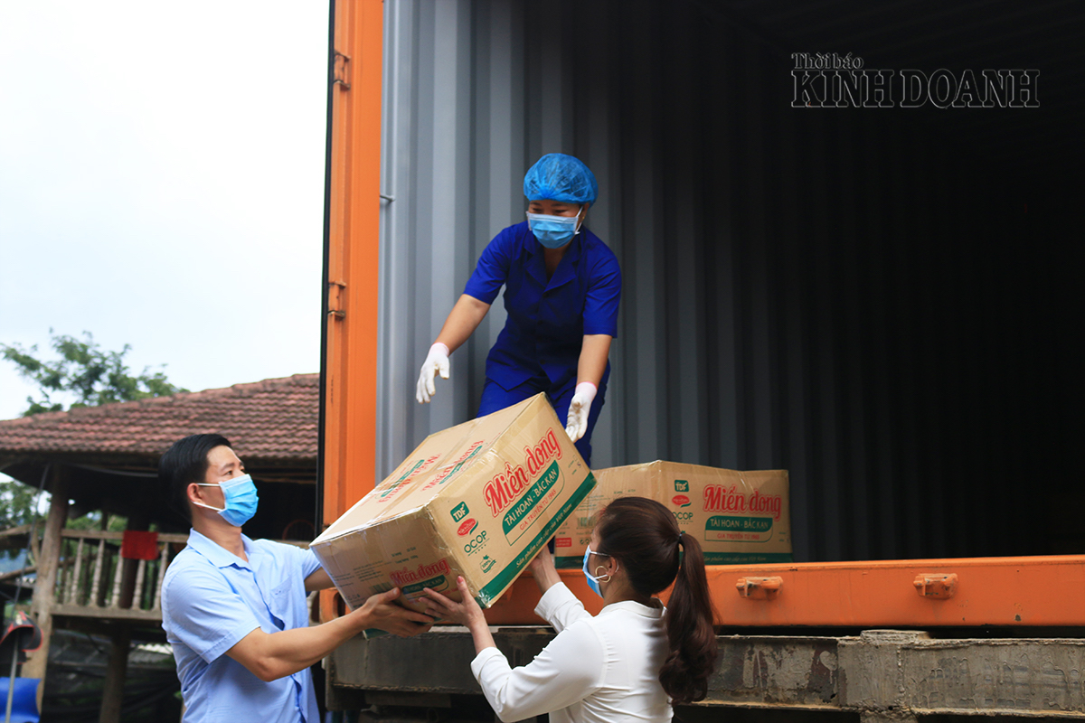 Những thùng miến dong Tài Hoan đầu tiên được đích thân ông Phạm Ngọc Thịnh, Trưởng phòng NN&PTNT huyện Na Rì và bà Nguyễn Thị Hoan, giám đốc HTX Tài Hoan đưa lên container xuất khẩu sang CH Séc.