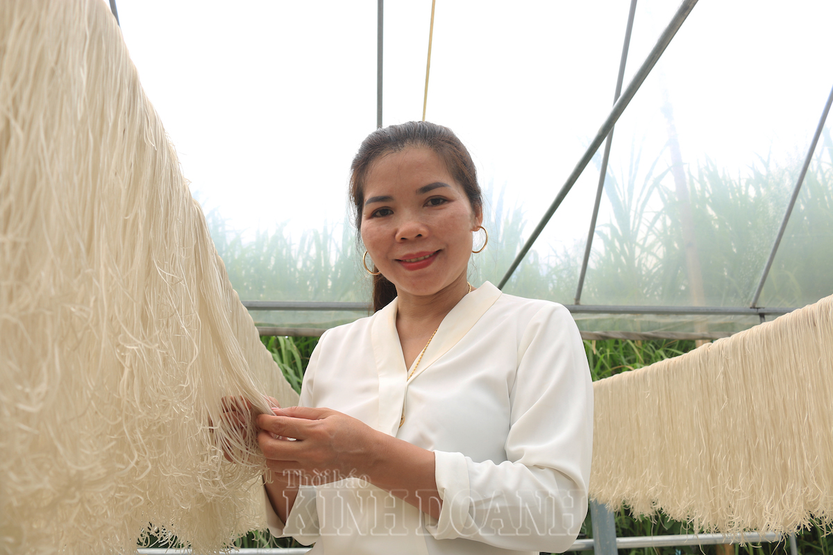 Bà Nguyễn Thị Hoan, Giám đốc HTX Tài Hoan tự tin giới thiệu sán phẩm miến dong Tài Hoan với khách hàng châu Âu.