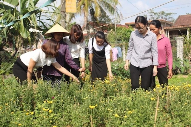 Một lớp dạy nghề trồng hoa cúc ở xã Triệu Đại.