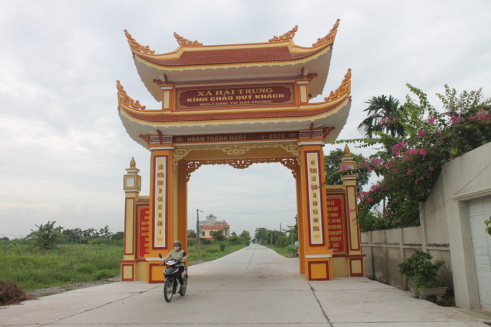 Một con đường bê tông liên xóm vừa mới hoàn thành ở xã Hải Trung.