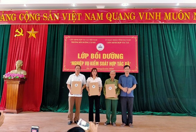 Ông Đỗ Xuân Trường, Chủ tịch Liên minh HTX tỉnh Hà Nam trao giấy chứng nhận cho các học viên xuất sắc