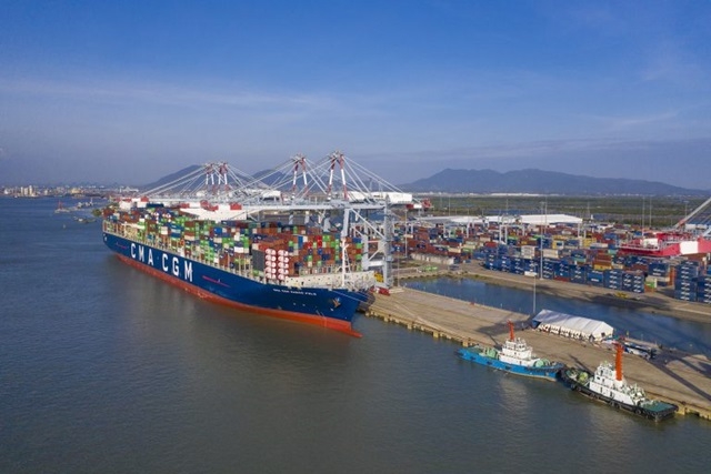 Thử nghiệm siêu tàu container trọng tải đến 199.000 DWT giảm tải vào Cảng quốc tế Cái Mép.