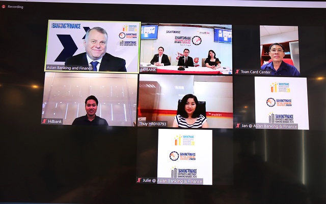 Do ảnh hưởng của Covid-19, lễ giải thưởng “Ngân hàng bán lẻ nội địa tốt nhất đã được tổ chức trực tuyến qua ứng dụng Zoom, kết nối các đầu cầu tại Australia, Singpore, Hội sở HDBank và các Khối, phòng ban