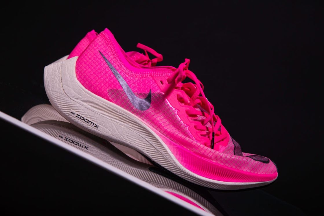 Một đôi giày Nike Vaporfly.