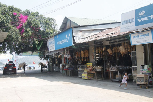 Quầy hàng bán đồ lưu niệm cho du khách ở buôn Jun