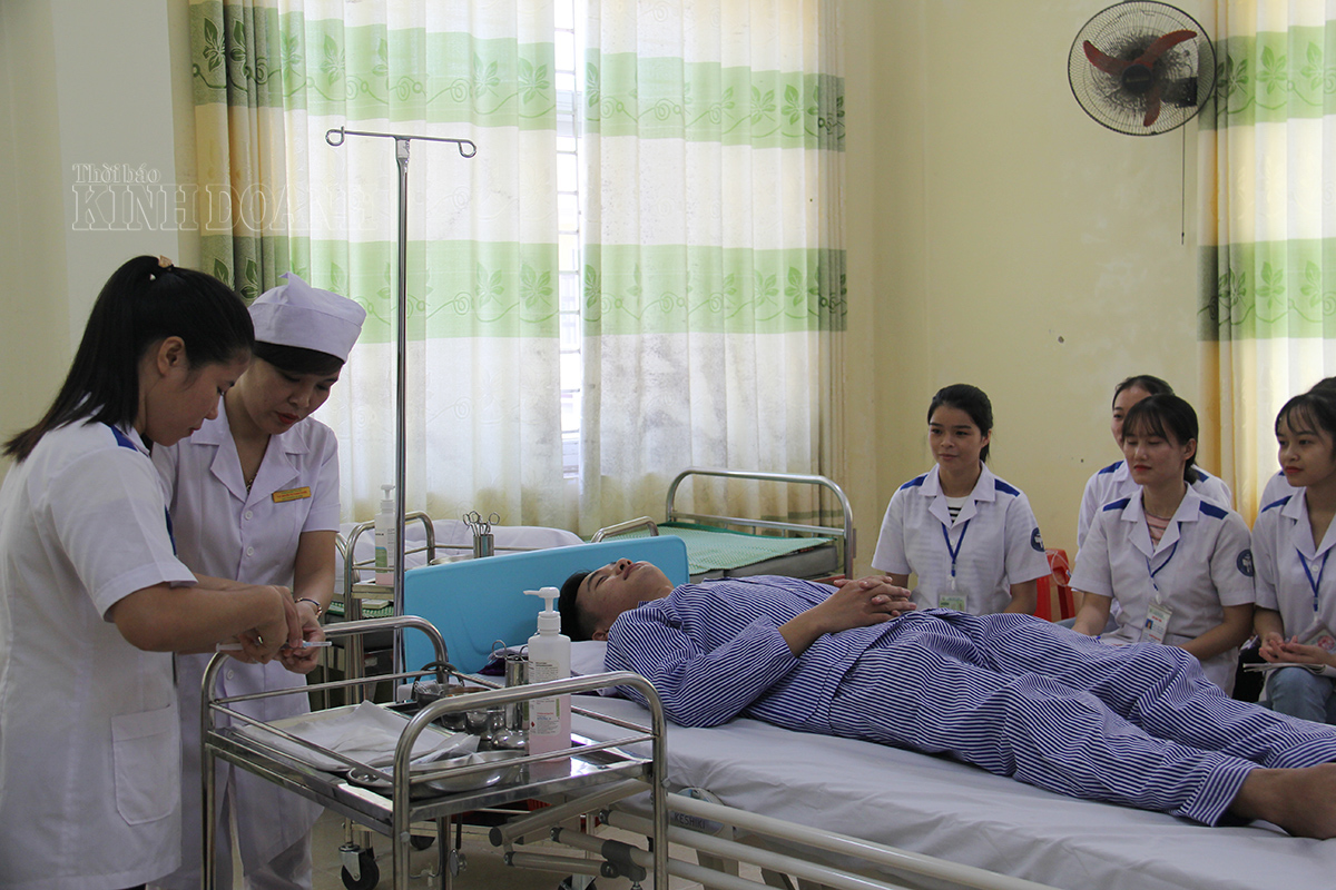 Sinh viên Lào khoa điều dưỡng đa khoa trường Cao đẳng Y tế Hà Tĩnh đang thực hành nghề chăm sóc, điều trị cho bệnh nhân.