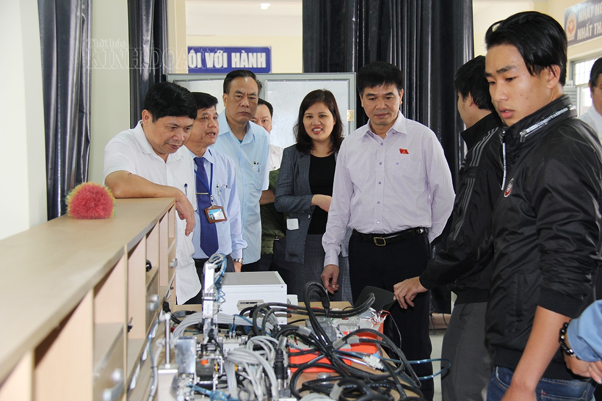 Đoàn giám sát của Quốc hội khảo sát công tác dạy và học nghề tại trường Cao đẳng nghề Quảng Ngãi.
