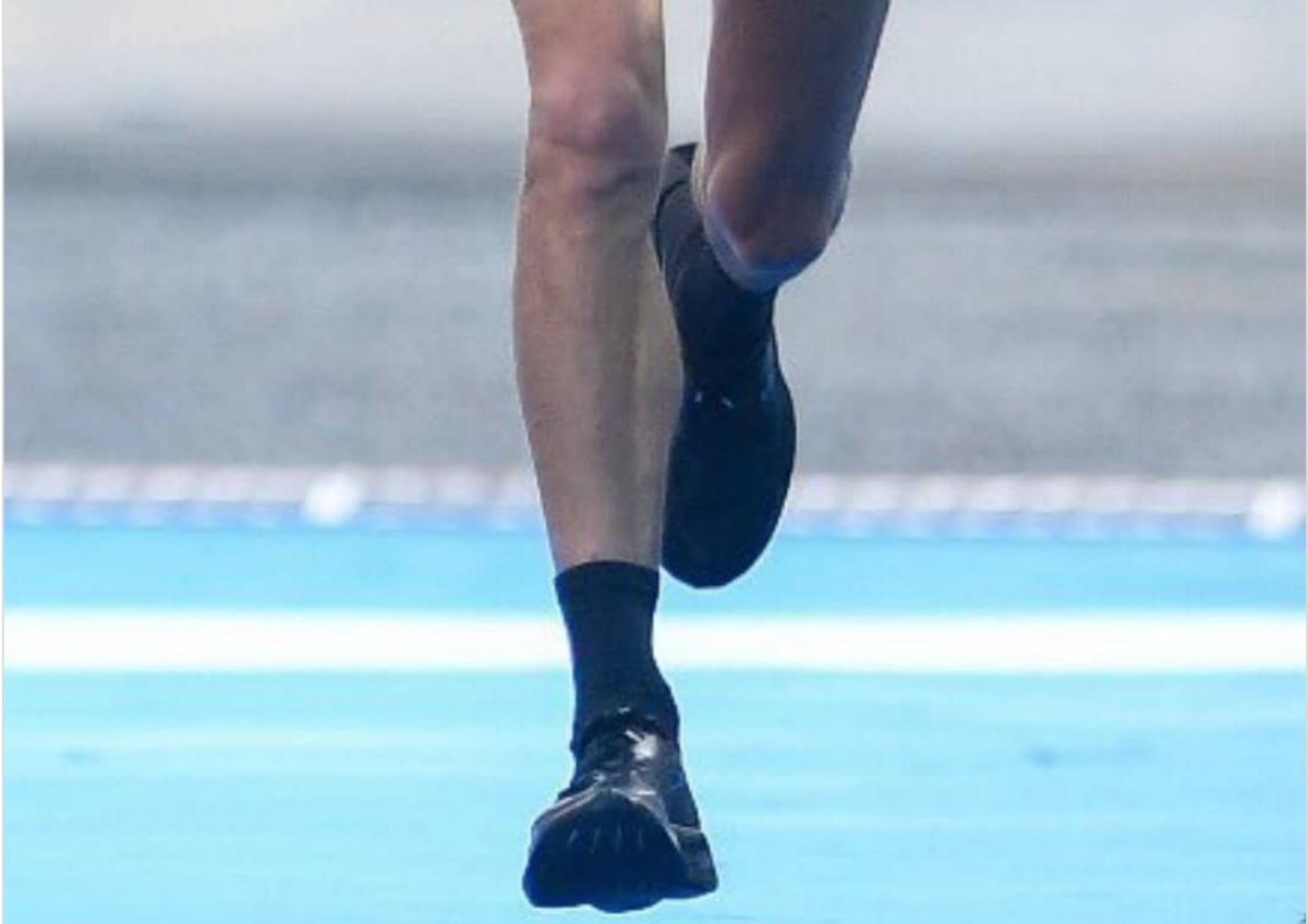 Một đôi Vaporfly được bôi đen.