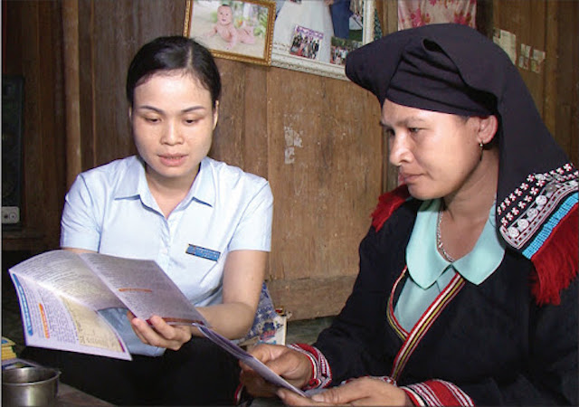 Tư vấn hỗ trợ để đồng bào dân tộc thiểu số tham gia BHXH tự nguyện.