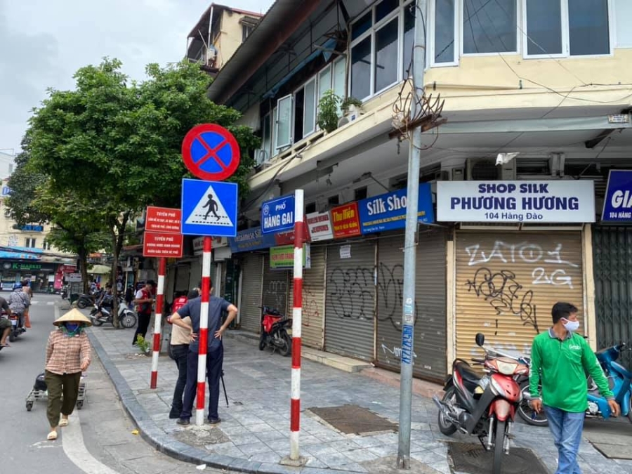 Chỉ một đoạn phố ngắn mà có tới gần 10 cửa hàng đóng cửa.