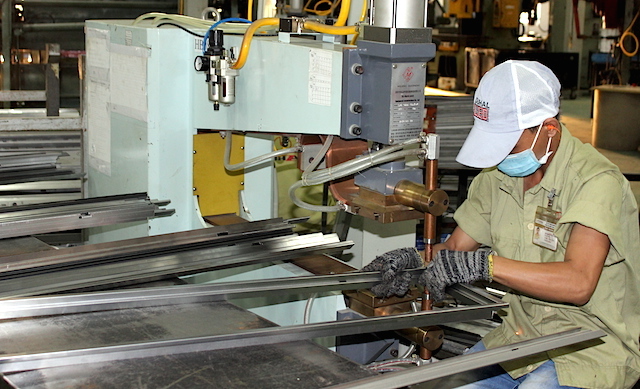 Trước nguy cơ không ít mặt hàng XK bị điều tra chống bán phá giá thì đòi hỏi các DN Việt cần hiểu biết cặn kẽ về phòng vệ thương mại.