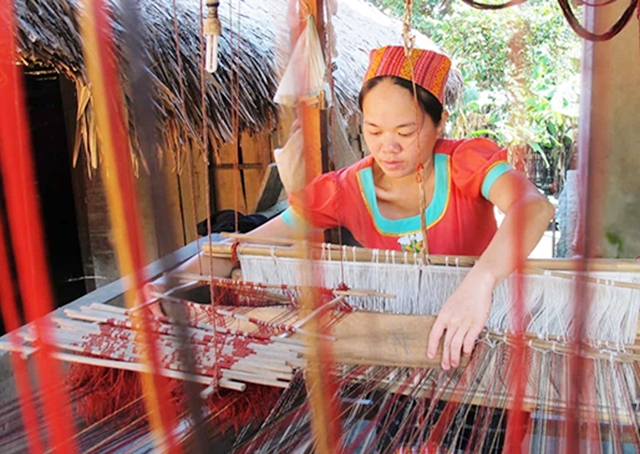 Nghề dệt thổ cẩm nổi tiếng của đồng bào dân tộc Thái ở Quỳ Châu (Ảnh TL)