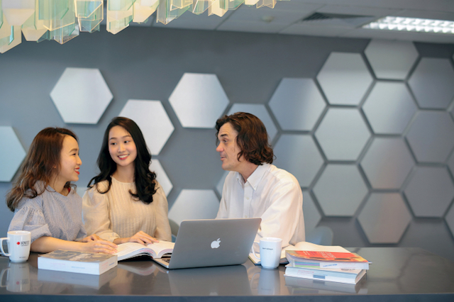 Khảo sát của PWC cho thấy có đến 75% doanh nghiệp giảm số lượng nhân viên làm việc tại văn phòng (Ảnh minh hoạ: Internet)