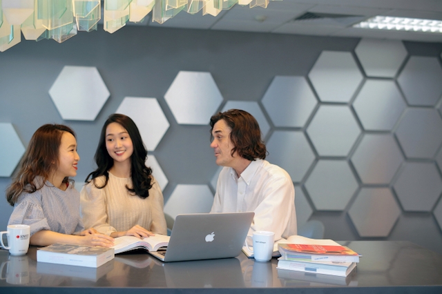 Khảo sát của PWC cho thấy có đến 75% doanh nghiệp giảm số lượng nhân viên làm việc tại văn phòng (Ảnh minh hoạ: Internet)