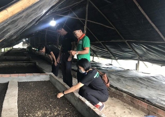 Nhiều đơn vị và cá nhân đã đến tham quan và học hỏi kinh nghiệm nuôi ruồi lính đen tại HTX Hưng Điền (Ảnh:TL)