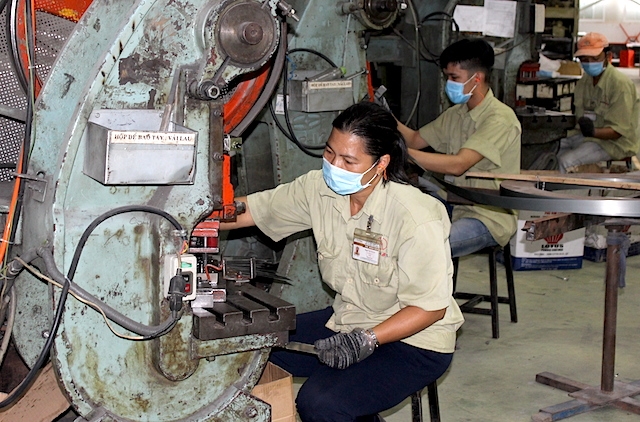 Đối mặt nhiều khó khăn giữa Covid-19 nhưng đến nay nhiều DN vẫn “mỏi cổ” ngóng chính sách hỗ trợ.