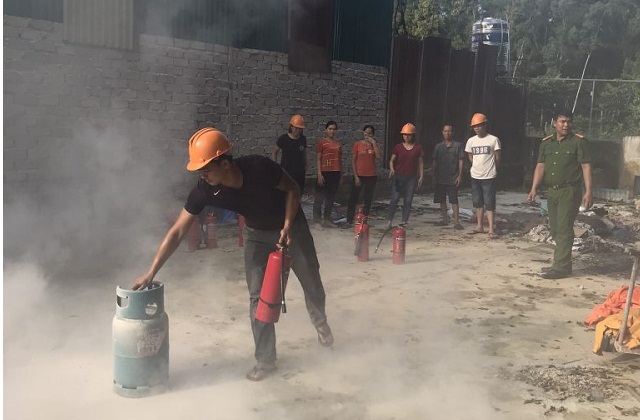 Người lao động tại HTX Sơn Vân tham gia khóa học về phòng cháy chữa cháy.