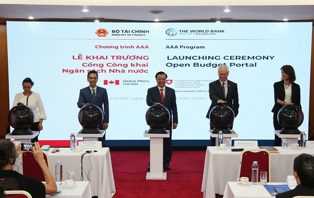 Lãnh đạo Bộ Tài chính và các đại biểu bấm nút khai trương Cổng công khai Ngân sách Nhà nước (Ảnh: BTC)