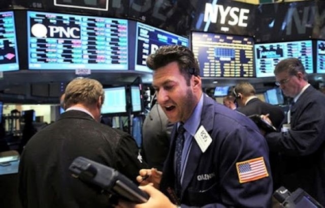 Dù thị trường chứng khoán Mỹ điều chỉnh, nhưng cả S&P 500 và Nasdaq đều leo lên mức cao nhất mọi thời đại (Ảnh: Internet)