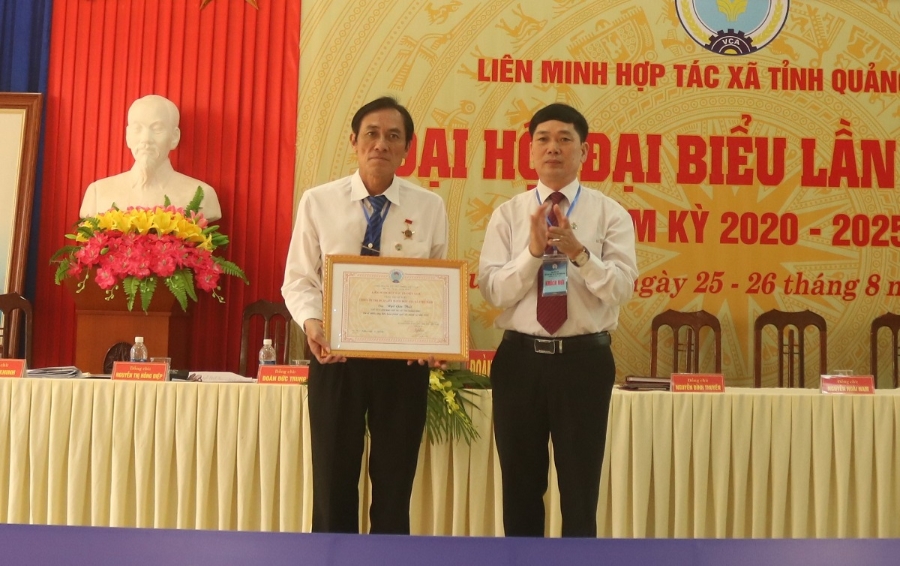 Đồng chí Lê Văn Nghị, Phó Chủ tịch Liên minh HTX Việt Nam (bên phải) tặng bằng khen chiến sỹ thi đua cấp ngành cho đồng chí Ngô Gia Thởi, Chủ tịch Liên minh HTX tỉnh Quảng Bình.