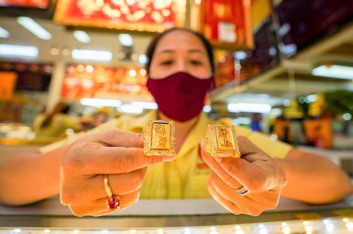 Giá vàng trong nước lao dốc theo giá vàng thế giới.