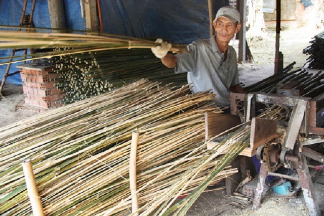 Công đoạn chẻ tre được thực hiện bằng máy.