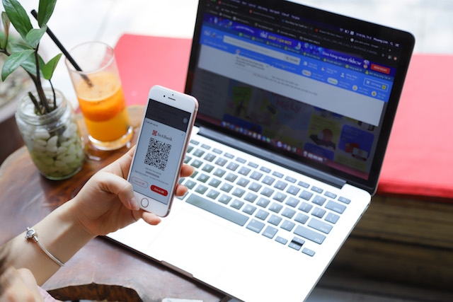 Tại Việt Nam hiện đã có 70 tổ chức tín dụng triển khai cung ứng các dịch vụ thanh toán qua Internet và dịch vụ thanh toán qua điện thoại di động.