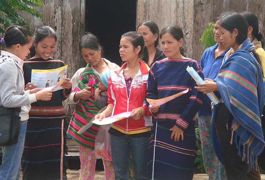 Vận động bà con dân tộc thiểu số tham gia BHXH, BHYT