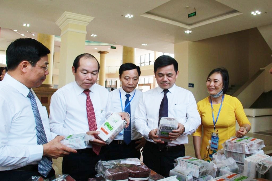 Lãnh đạo Liên minh HTX Việt Nam, lãnh đạo tỉnh Bắc Giang tại các gian hàng trưng bày tại khu vực tổ chức Đại hội.