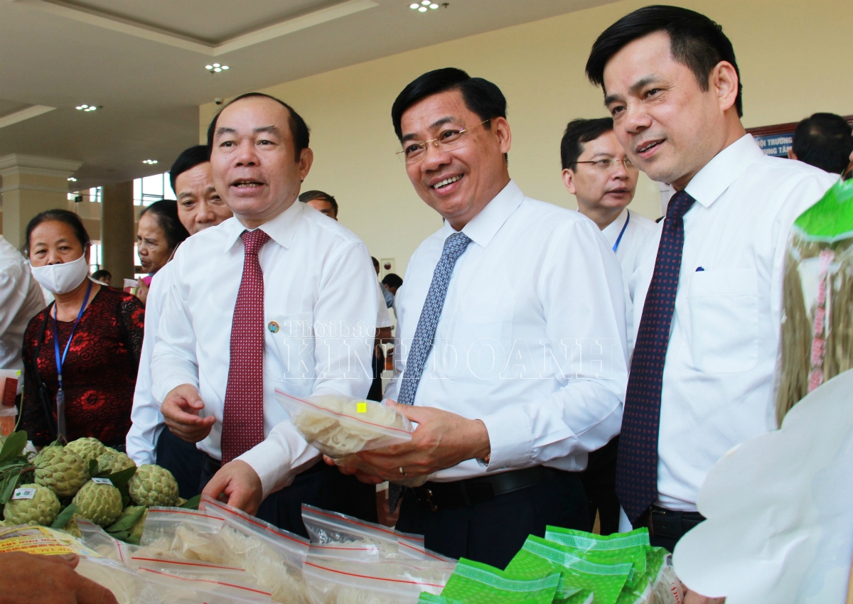 Chủ tịch UBND tỉnh Bắc Giang-Dương Văn Thái (giữa), Chủ tịch Liên minh HTX Việt Nam-Nguyễn Ngọc Bảo (trái) và Phó Chủ tịch Liên minh HTX Việt Nam-Nguyễn Văn Thịnh (phải) thăm các gian hàng trưng bày tại khu vực tổ chức Đại hội.