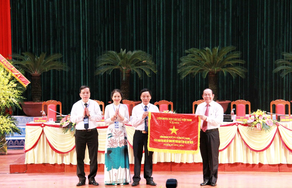 Chủ tịch Liên minh HTX Việt Nam Nguyễn Ngọc Bảo trao Cờ thi đua và Bằng khen cho nhiều tập thể, cá nhân tỉnh Bắc Giang.