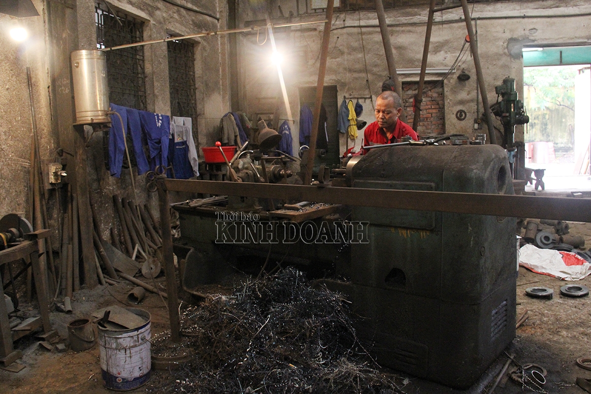 Người lao động của HTX cơ khí Lạng Giang tích cực sản xuất, nâng cao hiệu quả hoạt động của đơn vị.