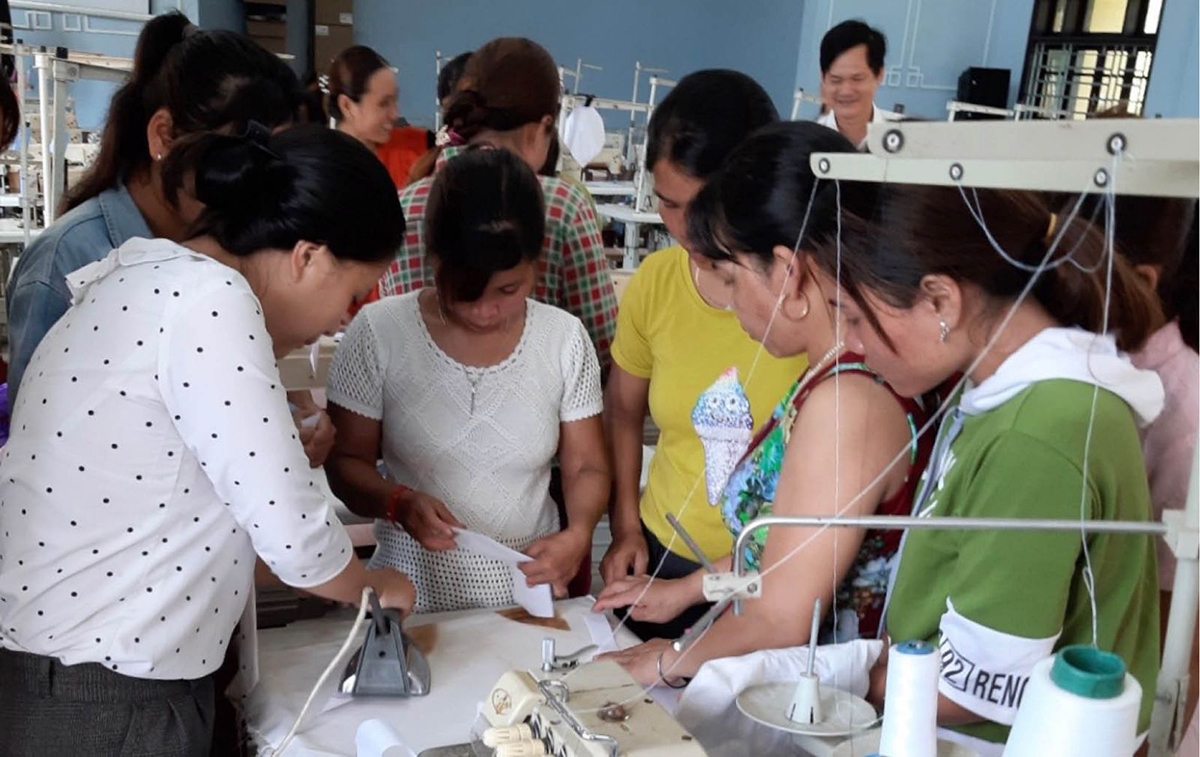 Các lớp dạy nghề may mặc tại huyện Nam Đông luôn thu hút đông đảo giới trẻ tham gia học.