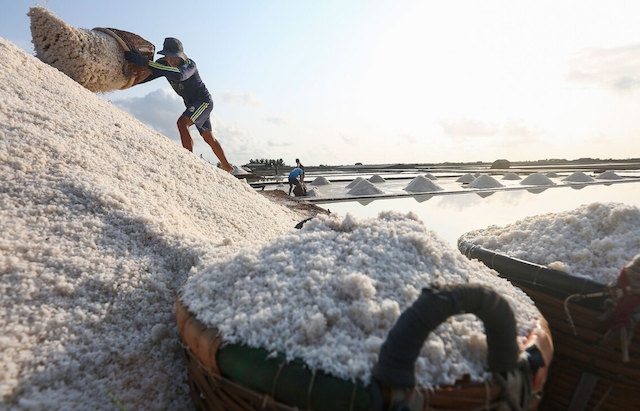 Huyện Long Điền phát triển nghề làm muối truyền thống.