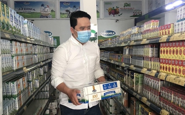 Triển khai chương trình SHĐ tại tâm dịch Đà Nẵng, anh Vũ và các đồng nghiệp đang nỗ lực để đảm bảo việc uống sữa cho học sinh khi tựu trường theo quyết định của thành phố.