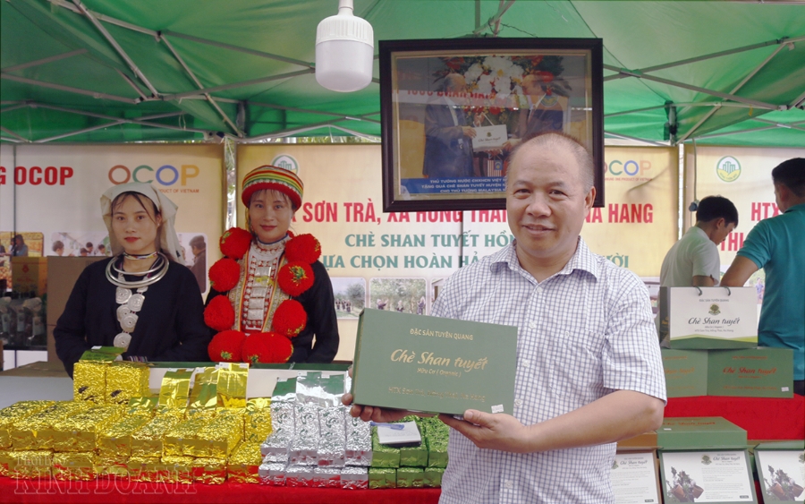 Ông Đặng Ngọc Phố giới thiệu sản phẩm tại hội chợ OCOP Hà Nội.