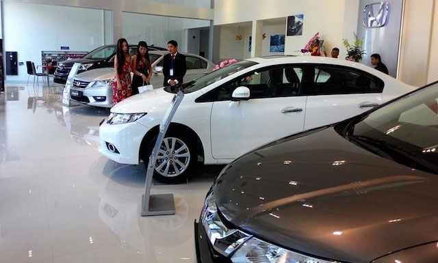 Khách hàng xem xe tại một showroom ô tô ở Hà Nội.