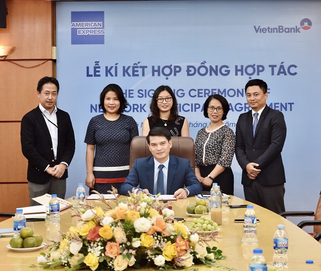 Lễ ký kết Hợp đồng hợp tác chấp nhận thanh toán thẻ Amex giữa VietinBank và American Express tại điểm cầu Hà Nội.