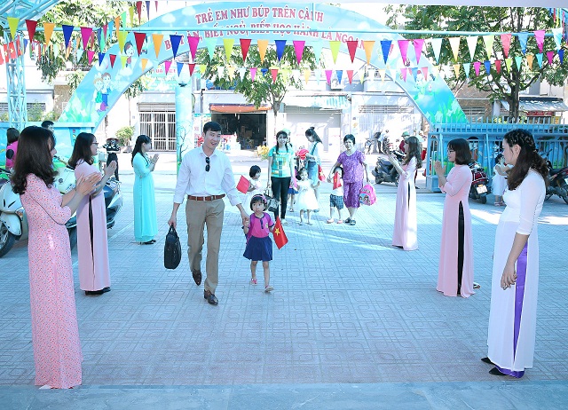 Phụ huynh đưa trẻ nhập học.