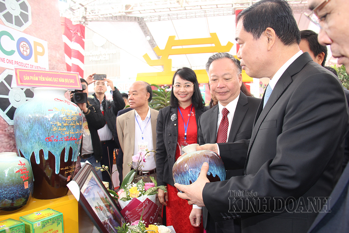 Bộ trưởng Bộ NN&PTNT Nguyễn Xuân Cường và Phó Chủ tịch UBND TP Hà Nội Nguyễn Văn Sửu tham quan gian hàng XTTM về các sản phẩm OCOP của doanh nghiệp, HTX tại Hà Nội.